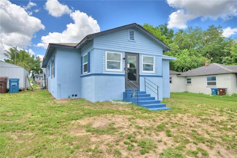 A home in LAKE WALES