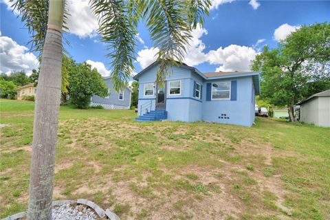 A home in LAKE WALES