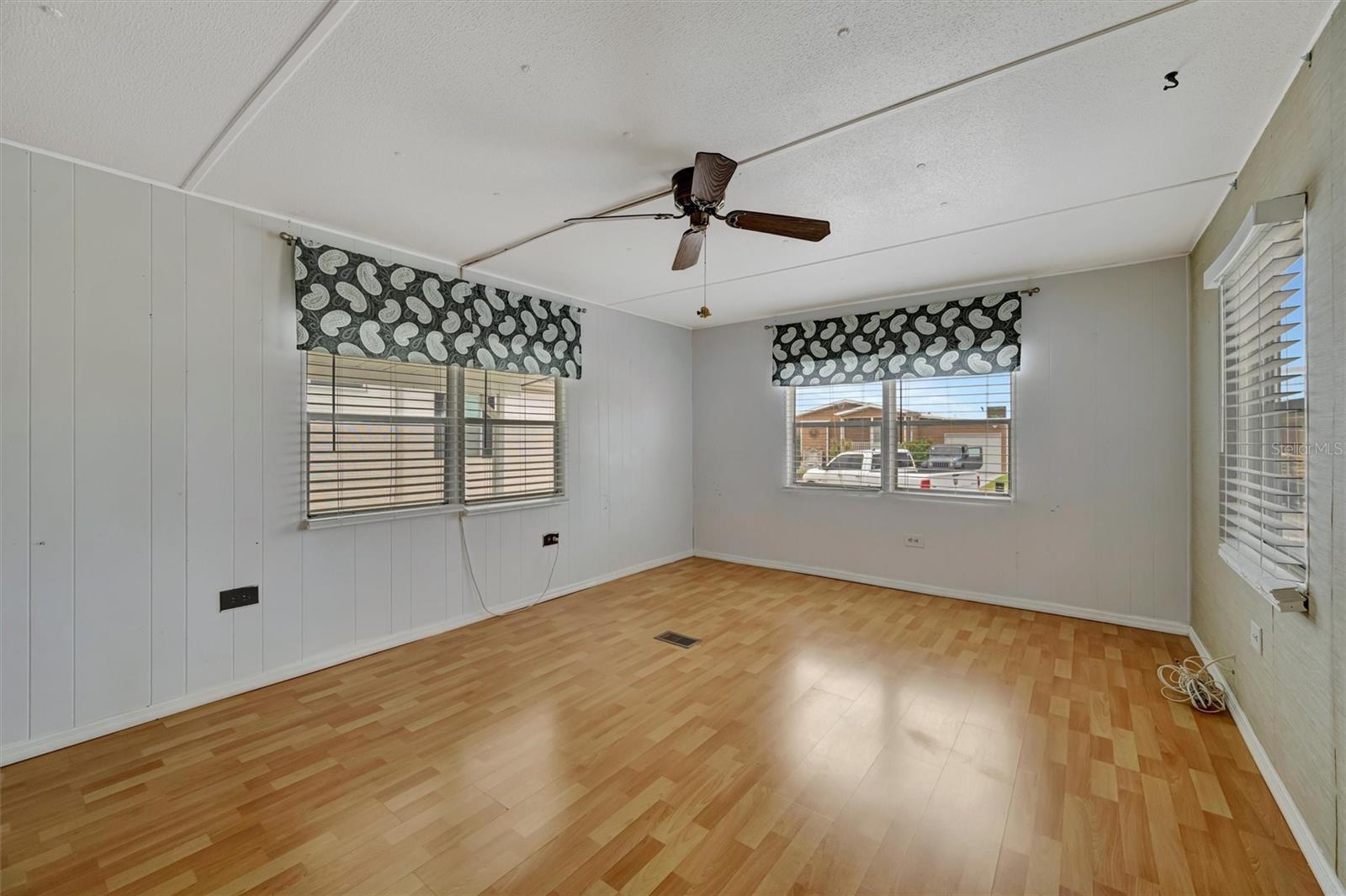 104 E SAINT JOHNS WAY