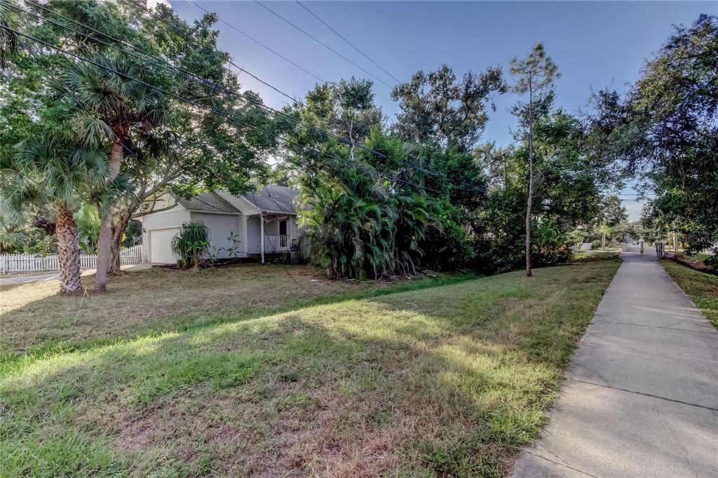 Photo of 2908 Williamsburg Street, Sarasota, FL 34231 (MLS # TB8440411)