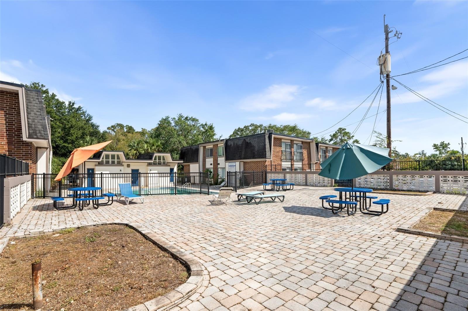 SUMMIT HOUSE - Residential