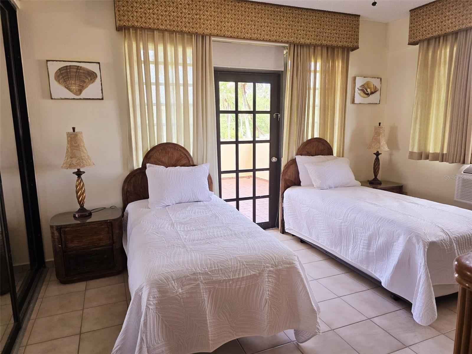 CRESCENT BEACH - Residential