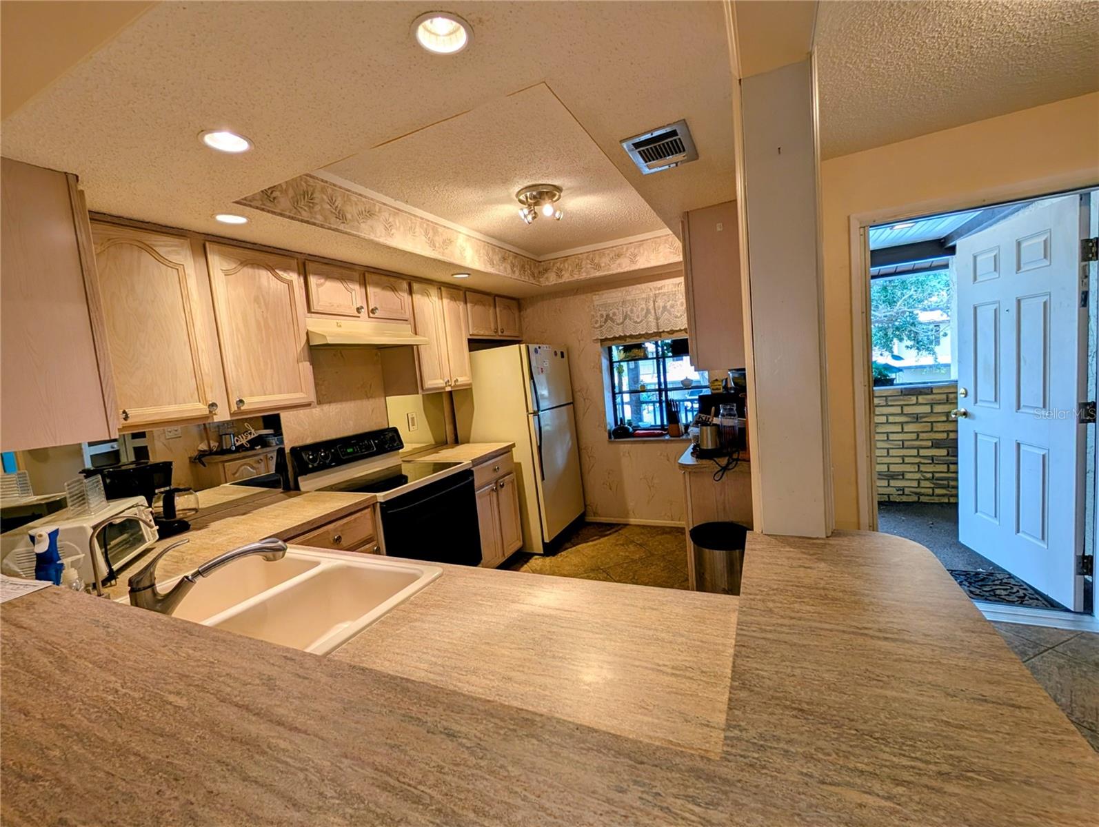 380 THREE LAKES LANE L