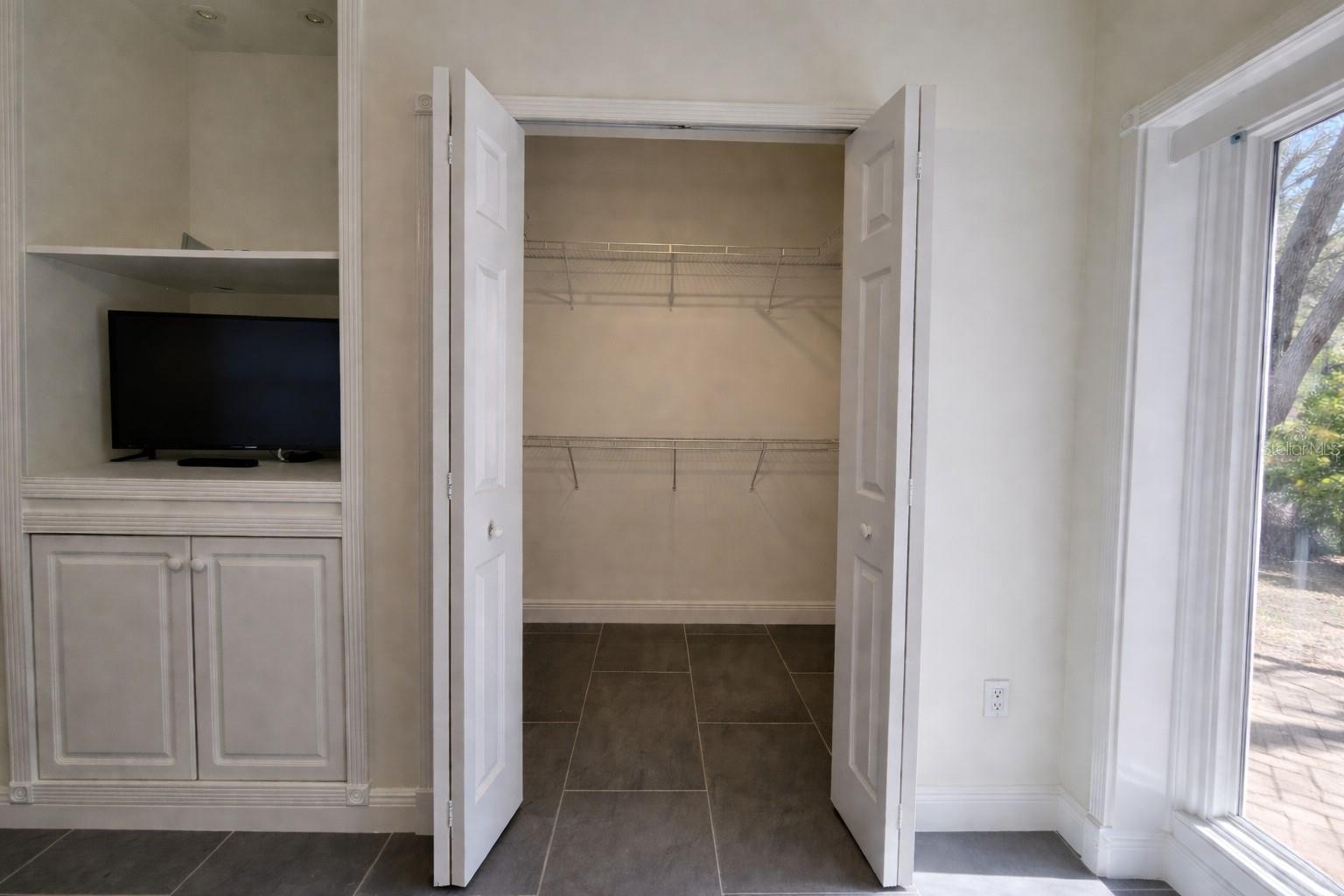 COUNTRY CLUB ESTATES - Residential Lease