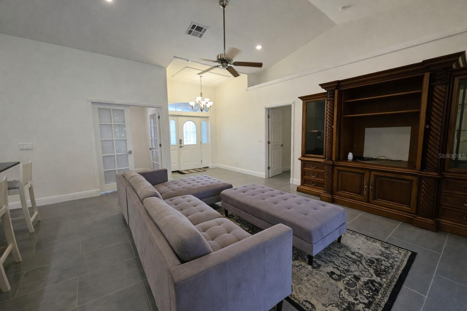 COUNTRY CLUB ESTATES - Residential Lease