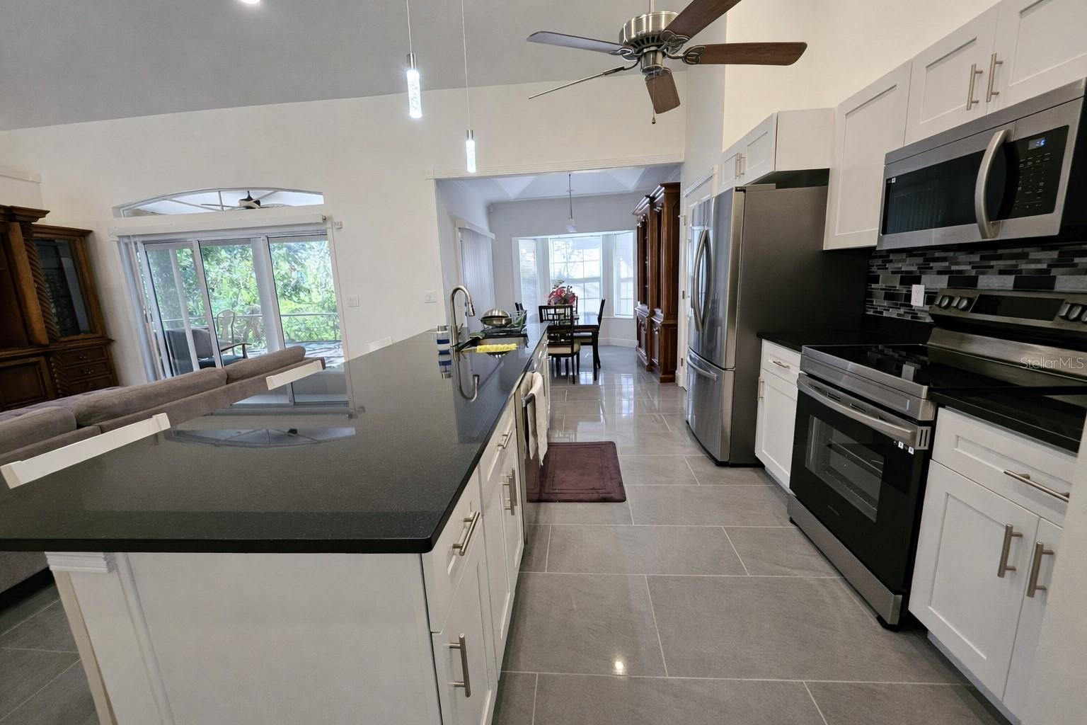 COUNTRY CLUB ESTATES - Residential Lease