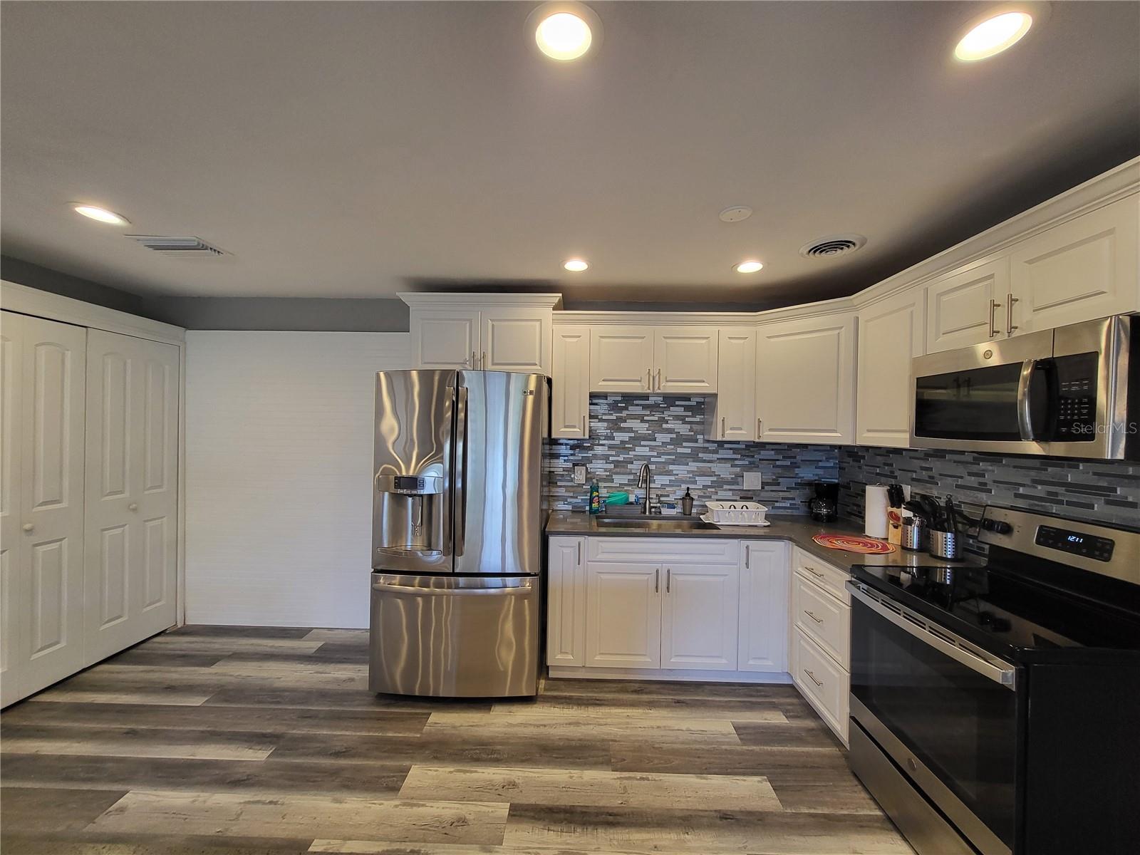 BLOSSOM LAKE VILLAGE SEC 3 - Residential Lease