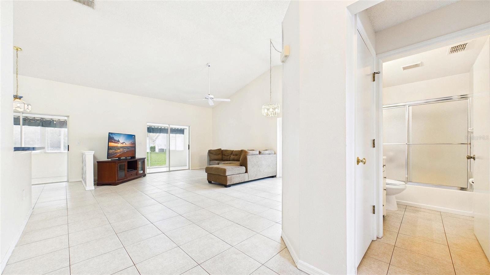 2013 W DEL WEBB BOULEVARD, SUN CITY CENTER, FL, 33573 4 2013 W DEL WEBB BOULEVARD