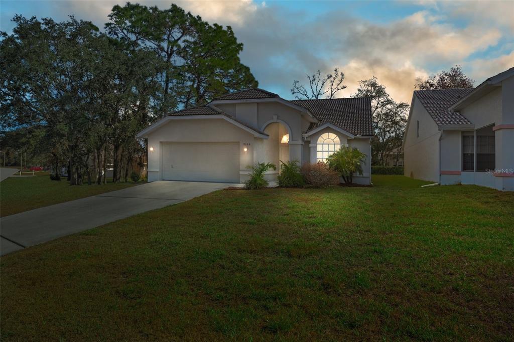 2 BEDROOM 2 BATH MAINTENANCE FREE VILLA IN THE GATED GLENLAKES GOLF & COUNTRY CLUB. IMMACULATE , NEW FLOORING THROUGHOUT, MOVE IN READY! PERFECT FOR WEEKEND GET AWAY OR TO GET OUT OF THE NORTHERN WINTERS!!