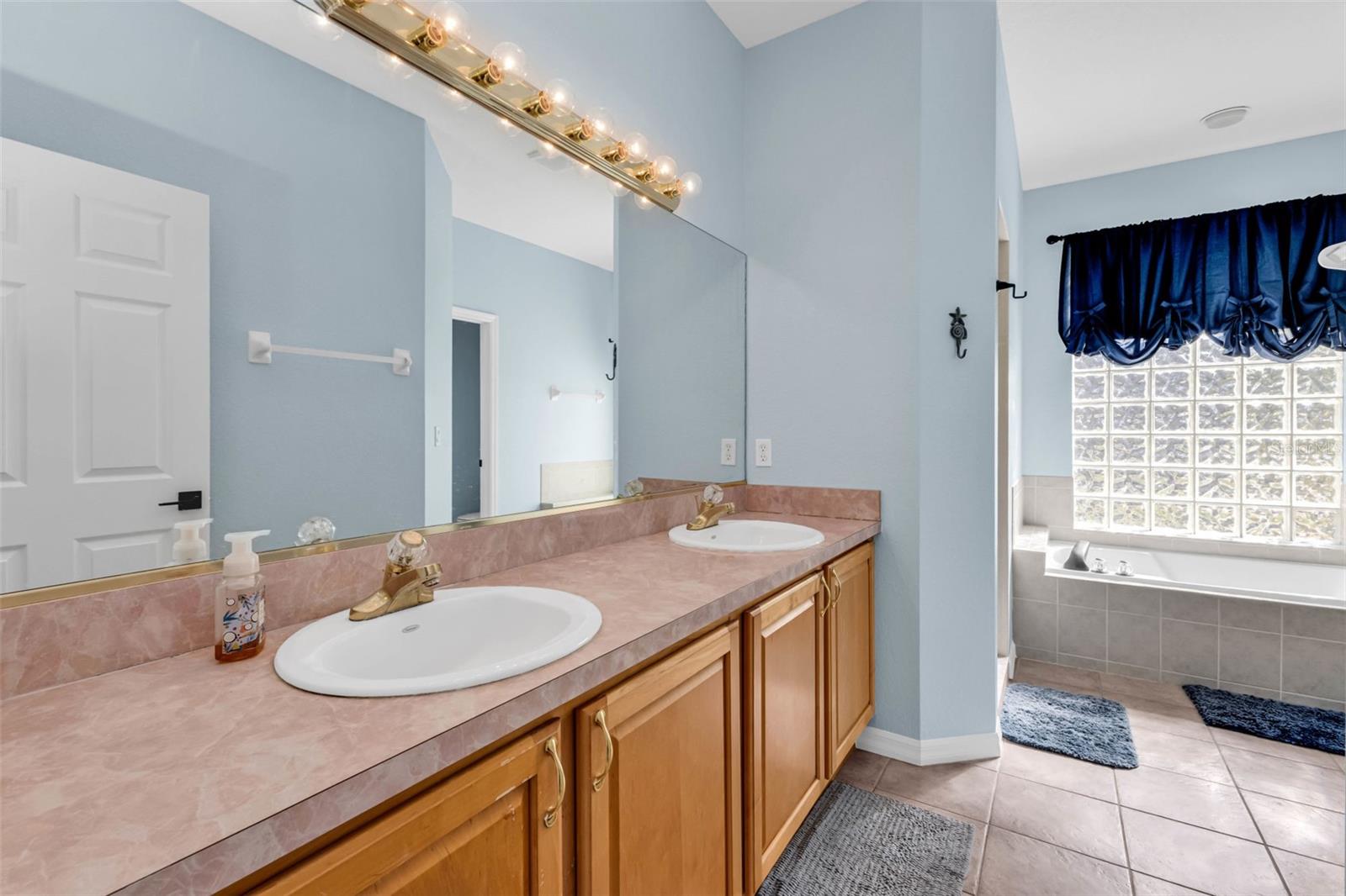 KINGSGATE PH 03 - Residential