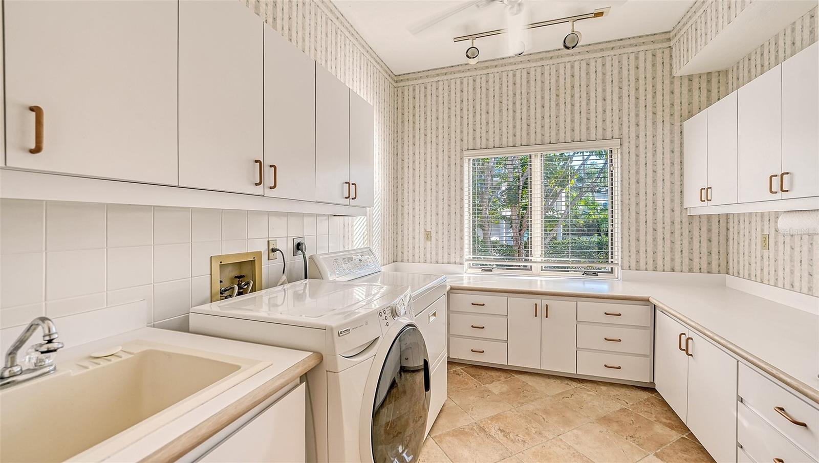 COUNTRY CLUB SHORES SEC 04 - Residential