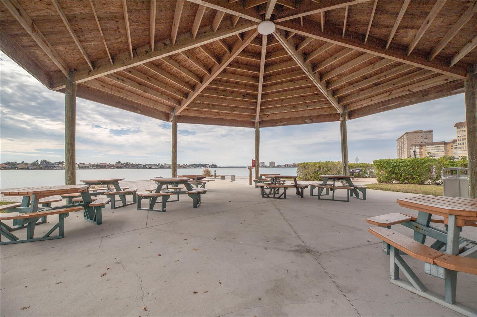 BAYWAY ISLES POINT BRITTANY FIVE - Residential