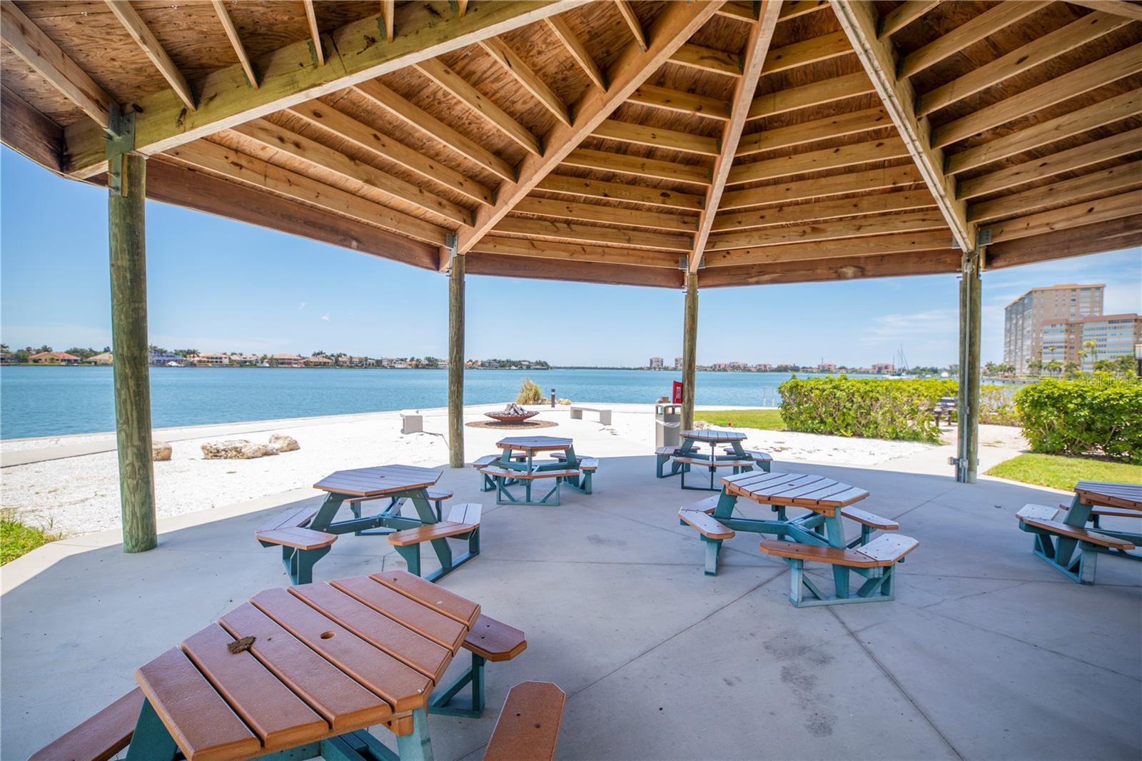 BAYWAY ISLES POINT BRITTANY FIVE - Residential