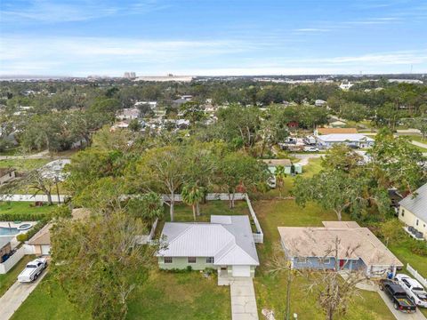 A home in ELLENTON