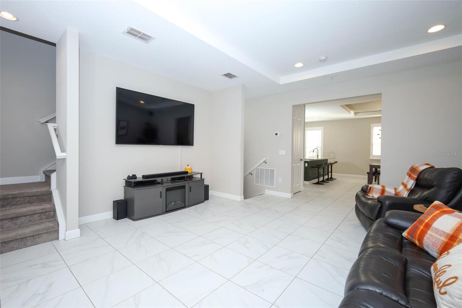 GRANDE OAKS AT HEATHROW - Residential