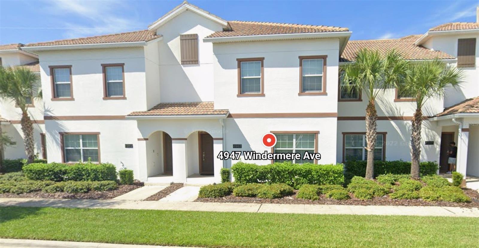 Exceptional Townhouse for Sale – 4 bedrooms, 3 bathrooms, private pool, and 1,915 sq. ft. of living space. This home is richly decorated, fully furnished, and equipped, and will be sold with all décor and items included. An excellent opportunity for investors seeking strong rental income while also enjoying the property with family and friends. The community clubhouse is among the most complete in the area, featuring multiple pools, a spa, bar, lazy river, sand soccer field, mini sports court, kayaking, and much more. Ideally located near Orlando International Airport, The Loop Mall Outlet, and major shopping and dining in Kissimmee. Its prime location ensures high demand for vacation rentals, making it a truly profitable investment. Don’t miss this opportunity!