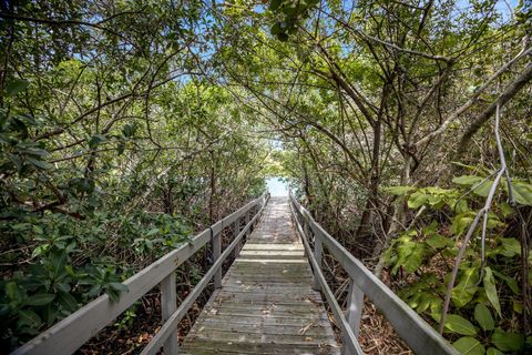 A home in LONGBOAT KEY