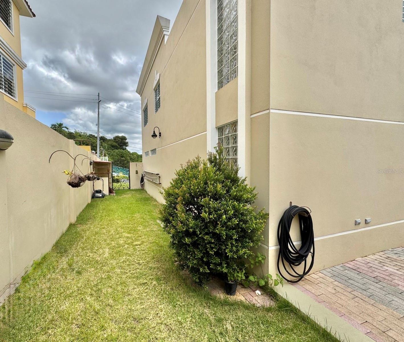 ALTURAS DE MONTE BRISAS - Residential