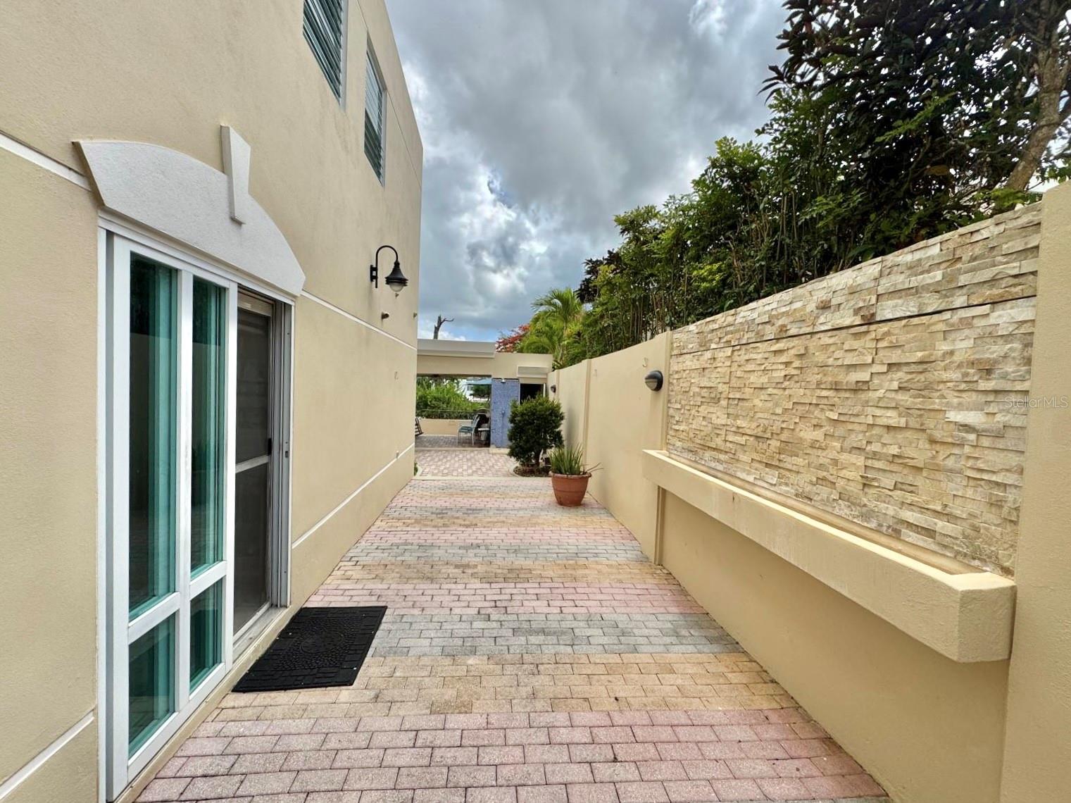 ALTURAS DE MONTE BRISAS - Residential