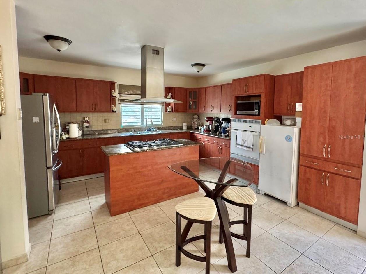 ALTURAS DE MONTE BRISAS - Residential