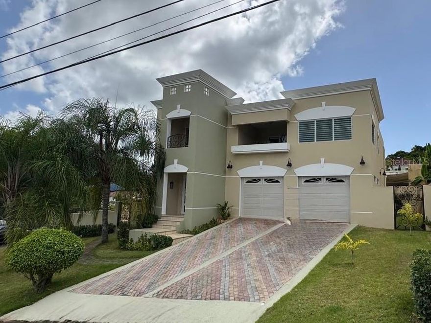 Corner property with 4 bedrooms, 3.5 bathrooms, living room, dining room, kitchen, family room, and a terrace with a pristine pool.
Lot size: 700 square meters.
Home equipped with a smart system.