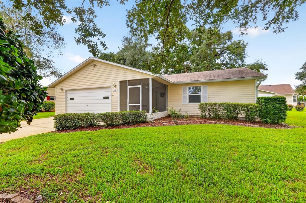 Photo of 822 Dundee Circle, Leesburg, FL 34788 (MLS # G5117500)