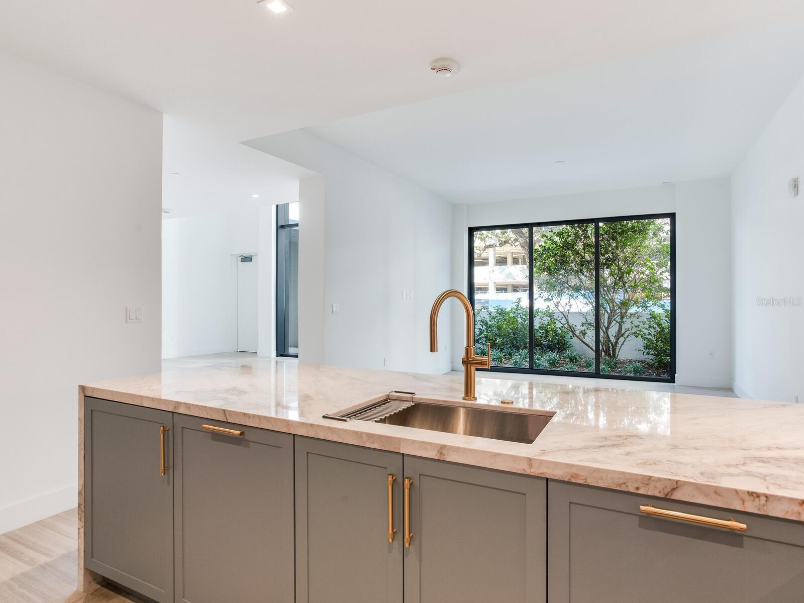 3105 BAY OAK CONDOMINIUM LOT TH04 - Residential