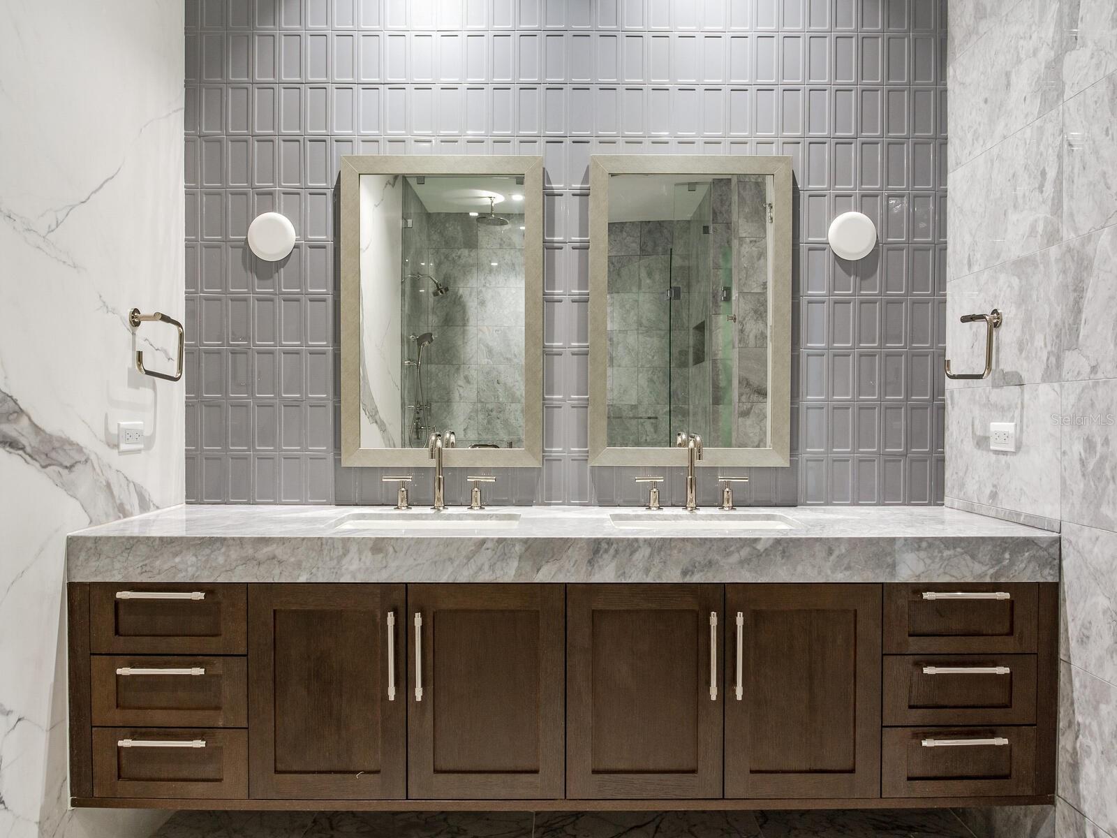 3105 BAY OAK CONDOMINIUM LOT TH04 - Residential