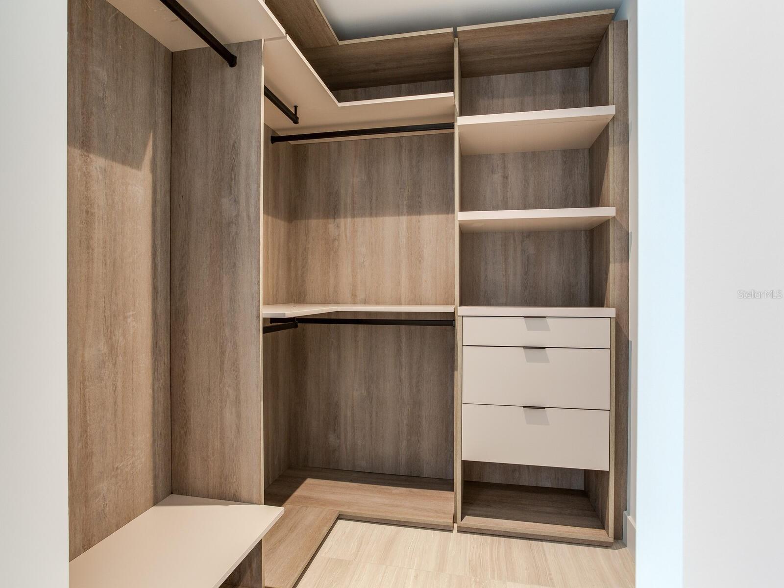 3105 BAY OAK CONDOMINIUM LOT TH04 - Residential