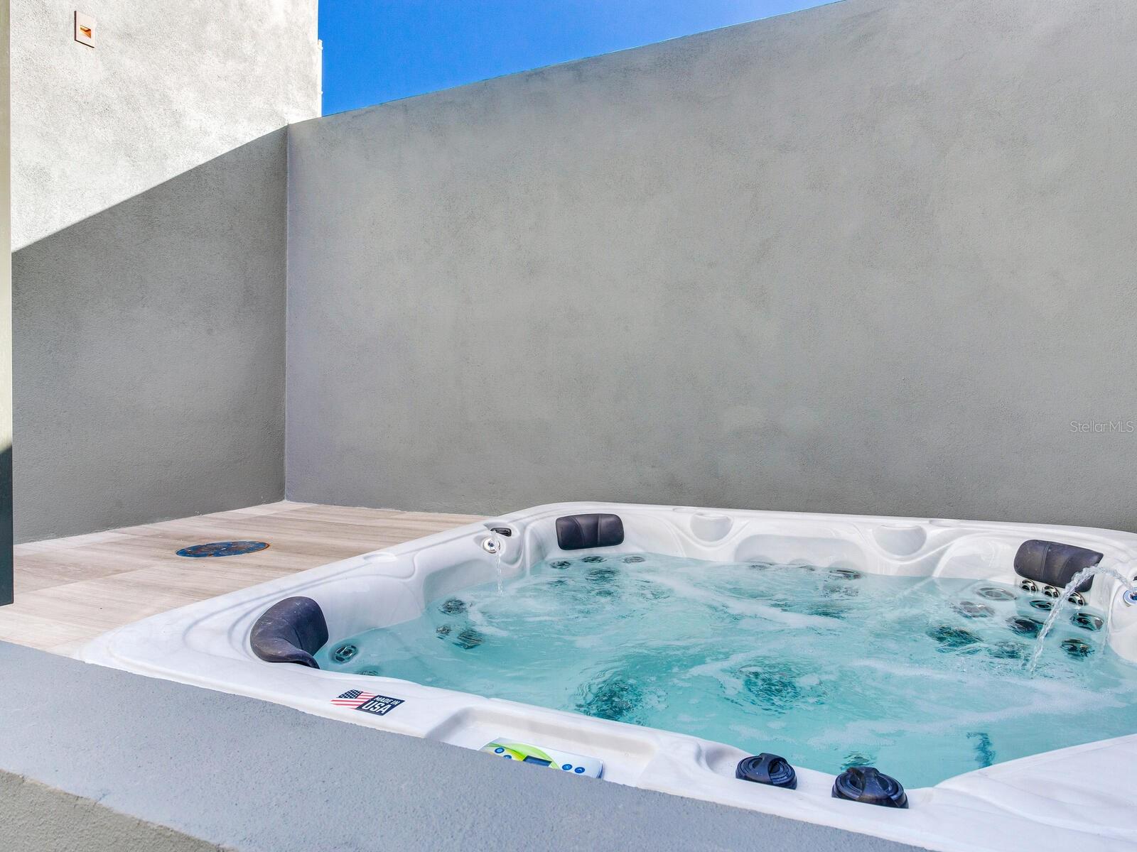 3105 BAY OAK CONDOMINIUM LOT TH04 - Residential