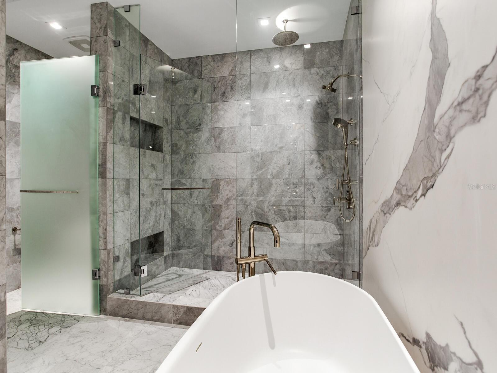 3105 BAY OAK CONDOMINIUM LOT TH04 - Residential