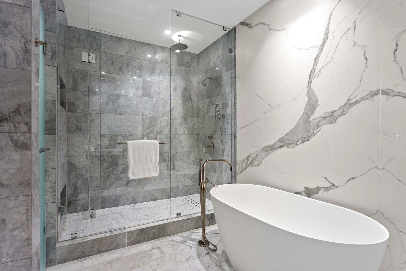 3105 BAY OAK CONDOMINIUM LOT TH04 - Residential