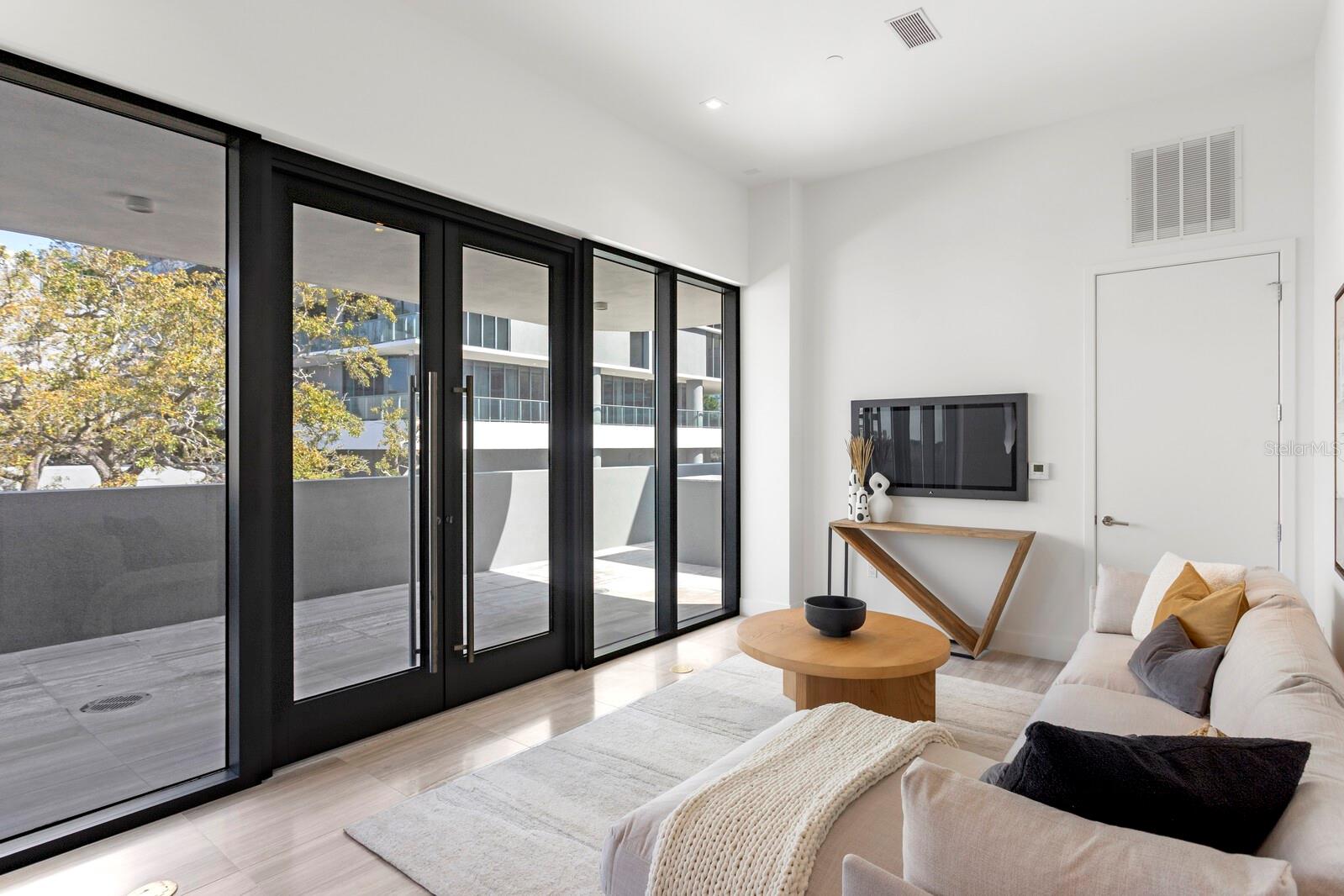 3105 BAY OAK CONDOMINIUM LOT TH04 - Residential