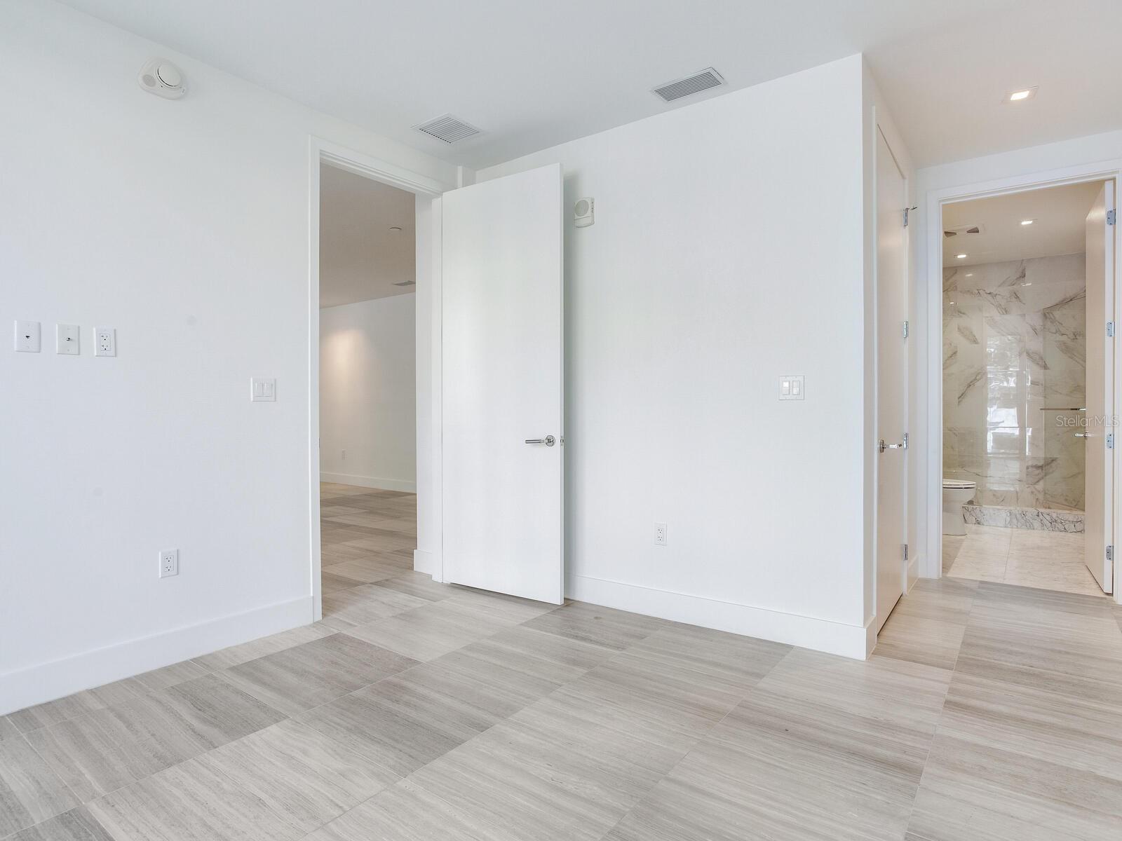 3105 BAY OAK CONDOMINIUM LOT TH04 - Residential