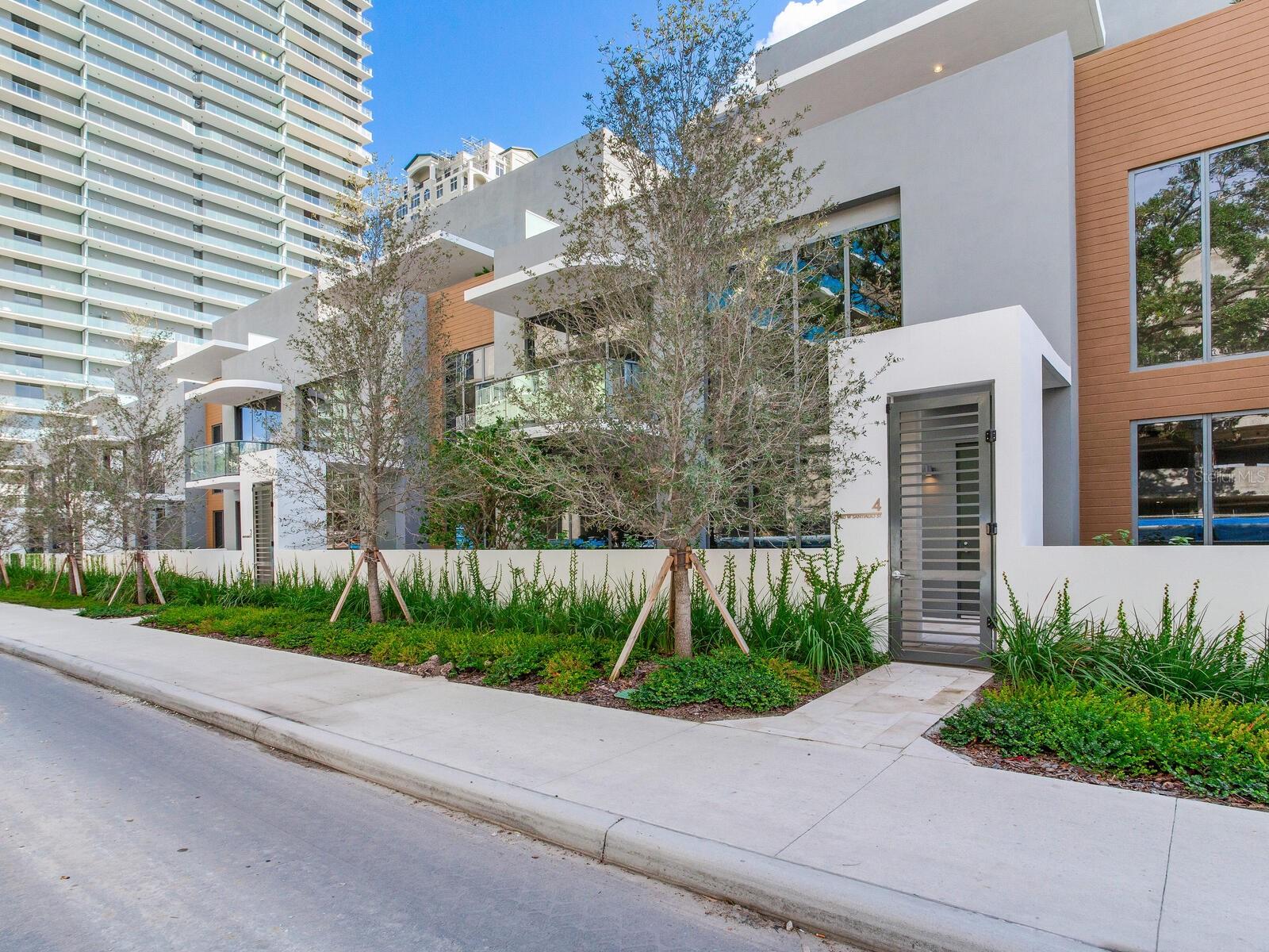 3020 W SANTIAGO STREET 4