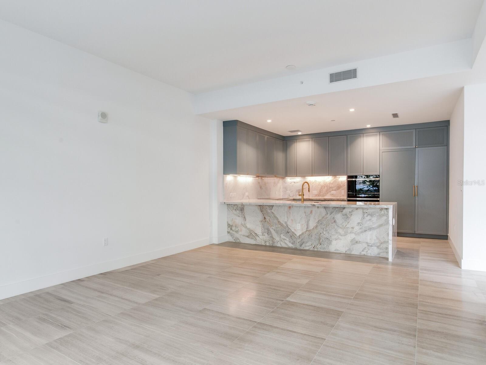 3105 BAY OAK CONDOMINIUM LOT TH04 - Residential