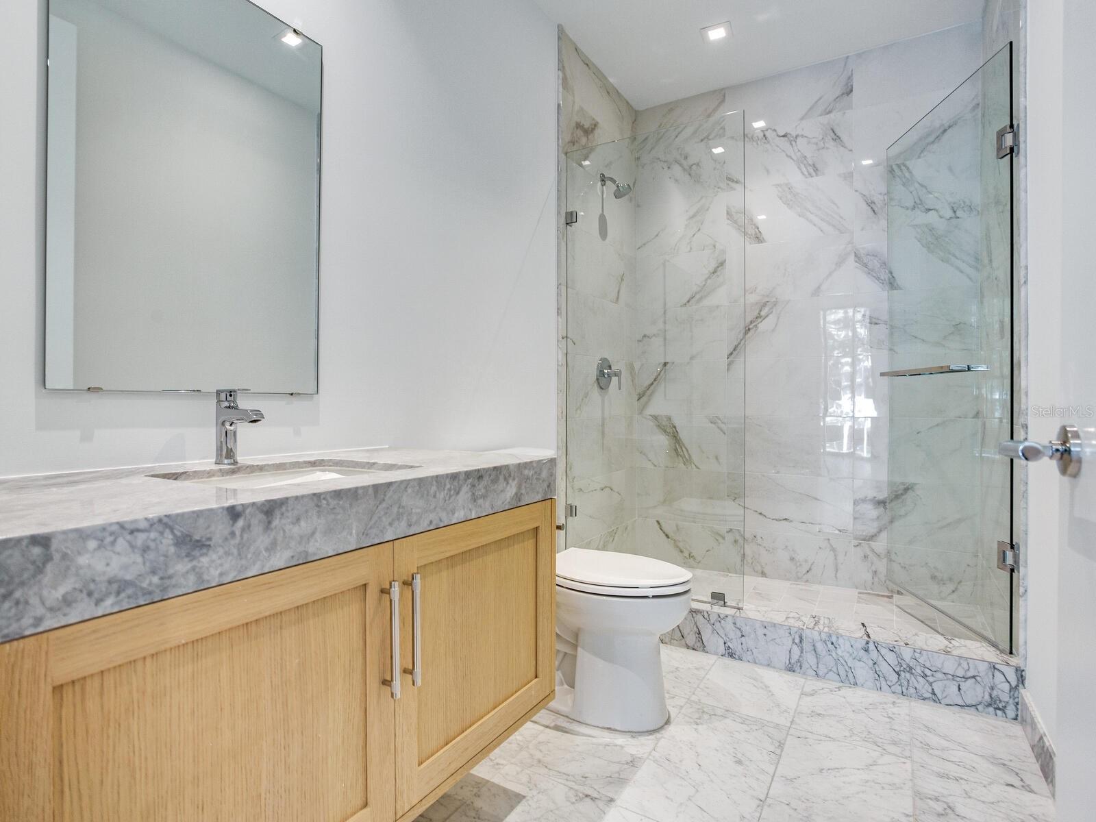 3105 BAY OAK CONDOMINIUM LOT TH04 - Residential