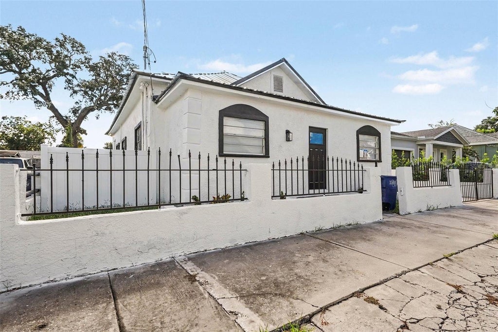 Photo of 2923 Sanchez Street, Tampa, FL 33605 (MLS # TB8544332)