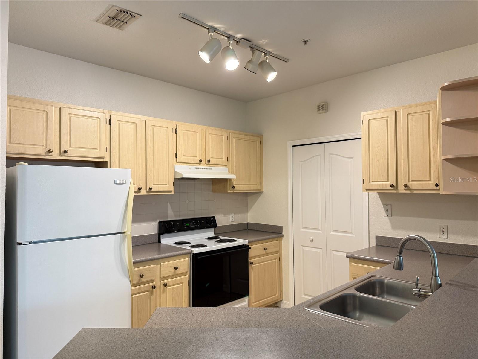 VISCONTI WEST - Residential Lease