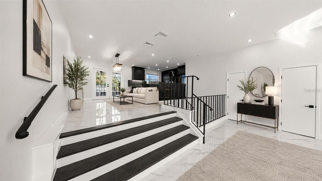 Photo of 164 E Davis Boulevard, Tampa, FL 33606 (MLS # TB8538962)
