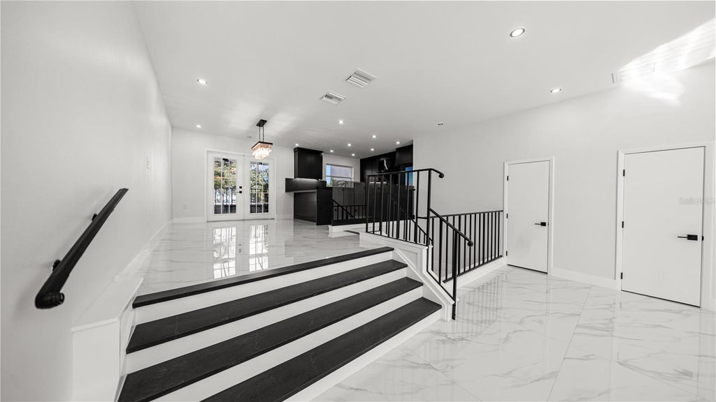 Photo of 164 E Davis Boulevard, Tampa, FL 33606 (MLS # TB8538962)