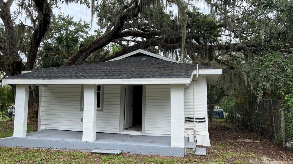 Photo of 616 W Crawford St, Lakeland, FL 33805 (MLS # P4936085)