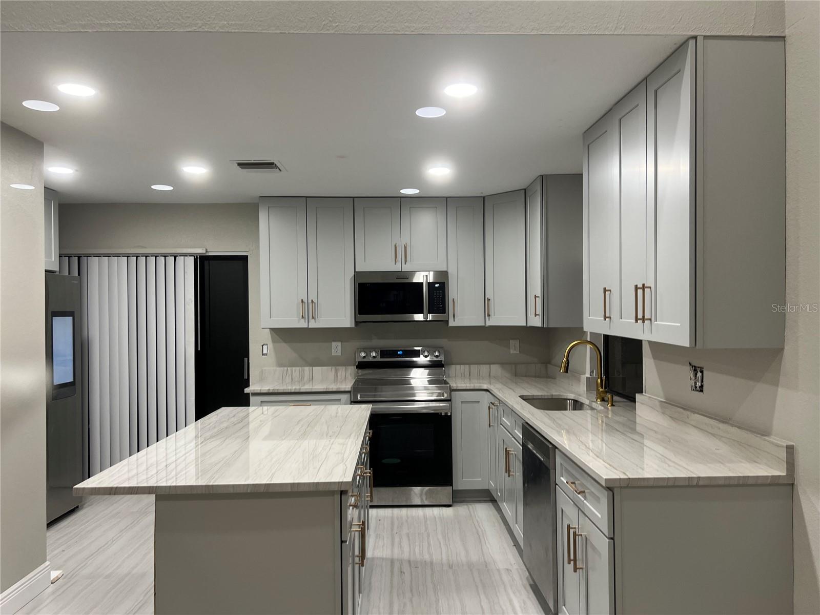 ORANGE TREE COUNTRY CLUB - Residential Lease