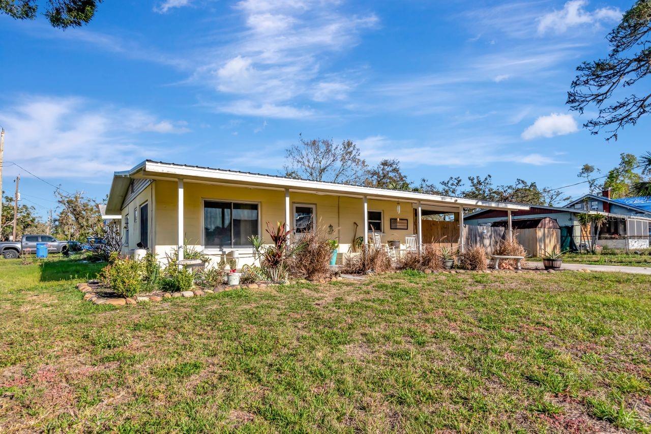 Back on the market due to no fault of the sellers, this home can be converted to a 3/2 easily and can serve as both residential or commercial for medical or some businesses. Metal roof, good water heater and ac. This is perfect for a first time home buyer who loves to be near the water. It's a short distance to Historic Mineral Springs park over looking the gorgeous Manatee River. Its close to the Hospital, Downtown, and not far from the beach or interstate. This home has everything you could want and if your looking for something that will grow with you this is the one.