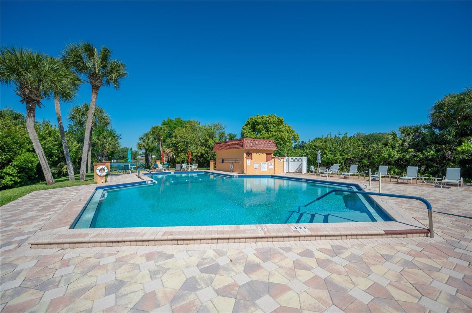 FLORAL LAKES - Residential