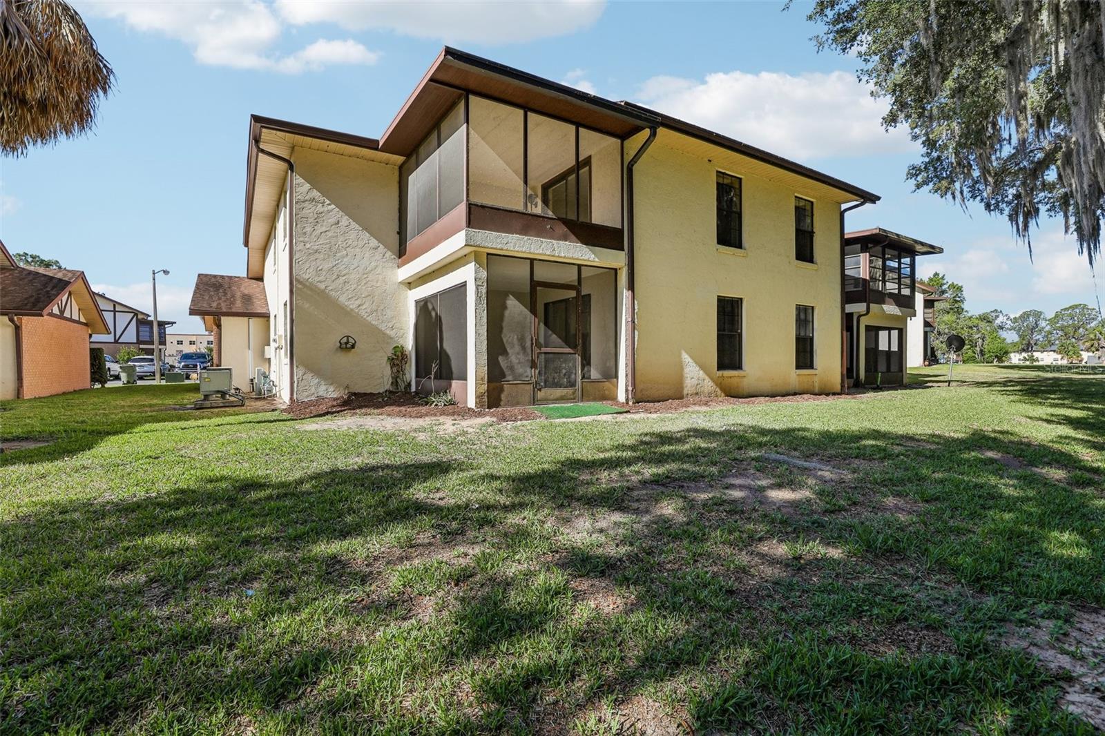 COACH HOUSES/LEESBURG 2D - Residential