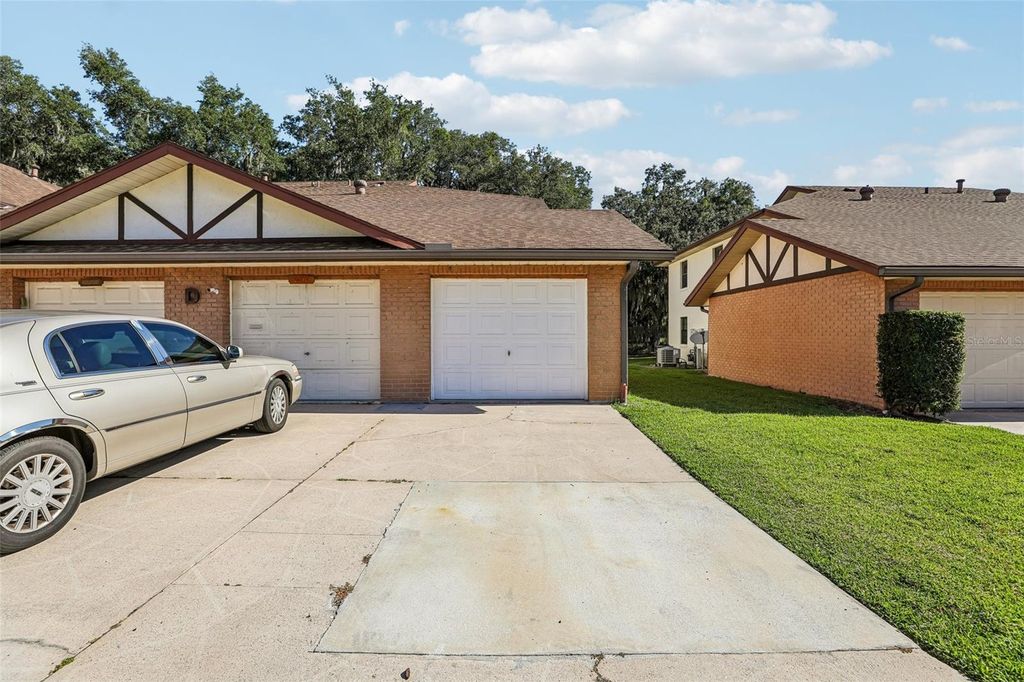 Photo of 100 E Oak Terrace Drive #D2, Leesburg, FL 34748 (MLS # G5112467)