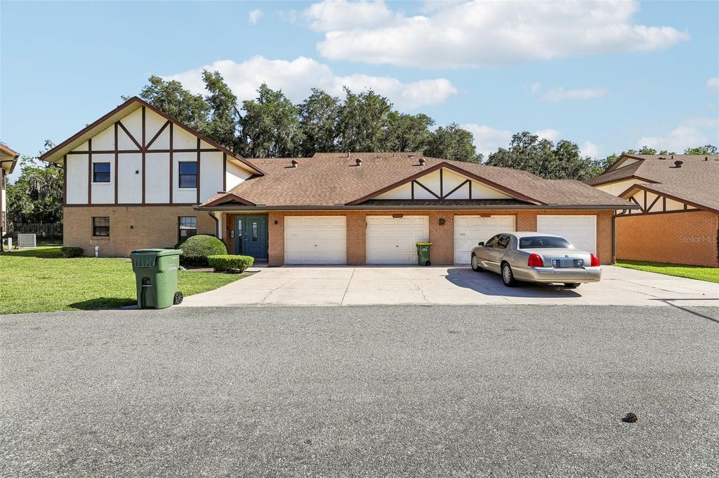 Photo of 100 E Oak Terrace Drive #D2, Leesburg, FL 34748 (MLS # G5112467)