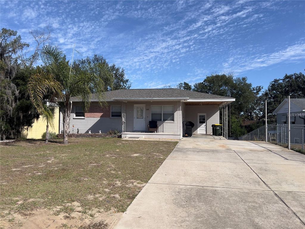 Photo of 1247 Lakeview Drive, Clermont, FL 34711 (MLS # G5110837)