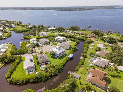 A home in ELLENTON